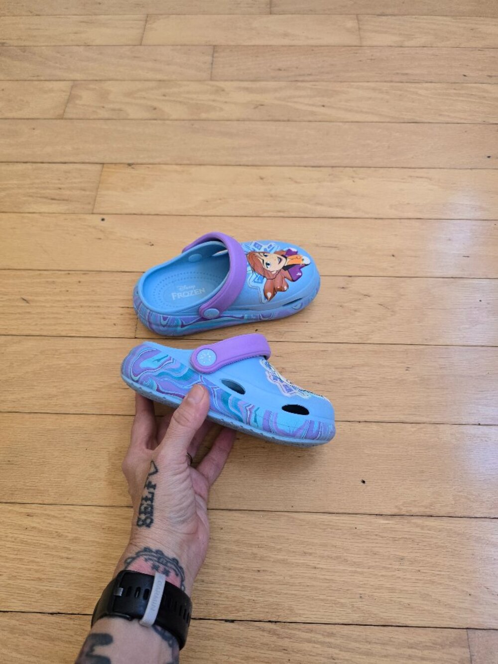 Disney x Crocs | Frozen Elsa & Anna Marbled Blue Whimsy Clogs | Toddler 7/8